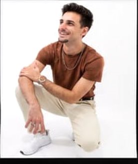 DJ Hanaã agachado e sorrindo