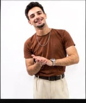 DJ Hanaã aplaudindo