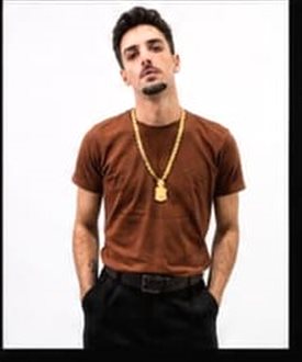 DJ Hanaã com cordão dourado