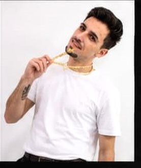 DJ Hanaã de camiseta branca com corrente